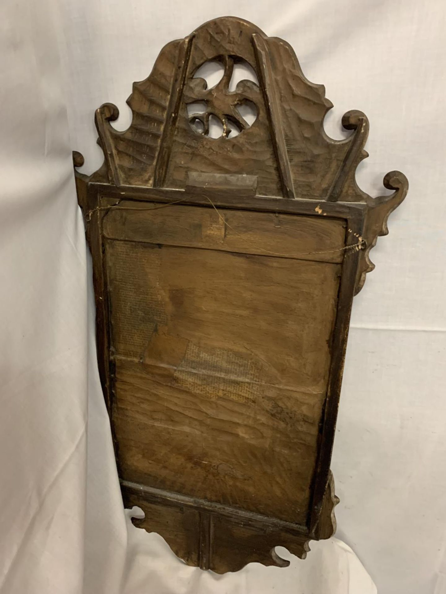 AN ANTIQUE MAHOGANY FRETWORK WALL MIRROR WITH HOHO BIRD, MARKED 1741 LONDON TO REAR - Image 4 of 4