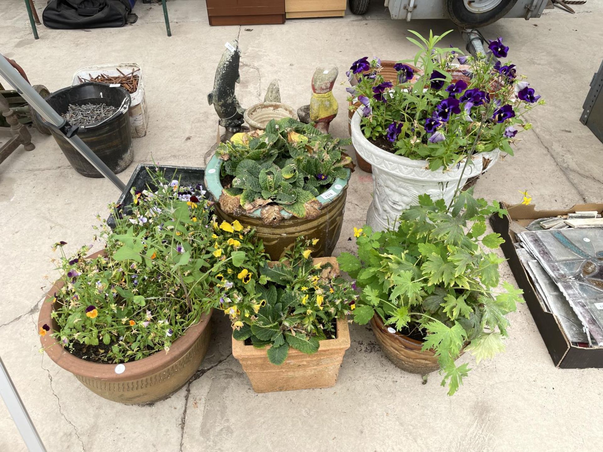 AN ASSORTMENT OF CERAMIC AND PLASTIC GARDEN PLANTERS