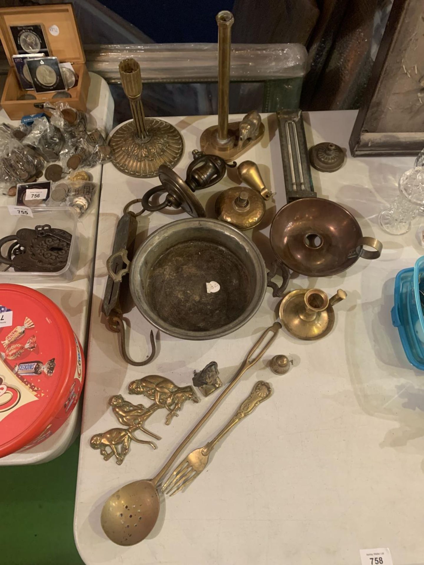 A QUANTITY OF BRASS AND COPPER WARE TO INCLUDE A HANDLED BOWL, CANDLE HOLDER, TRINKETS ETC.