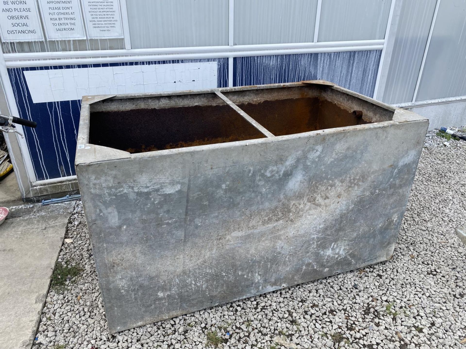 A LARGE GALVANISED WATER TANK (L:152CM W:91CM D:82CM