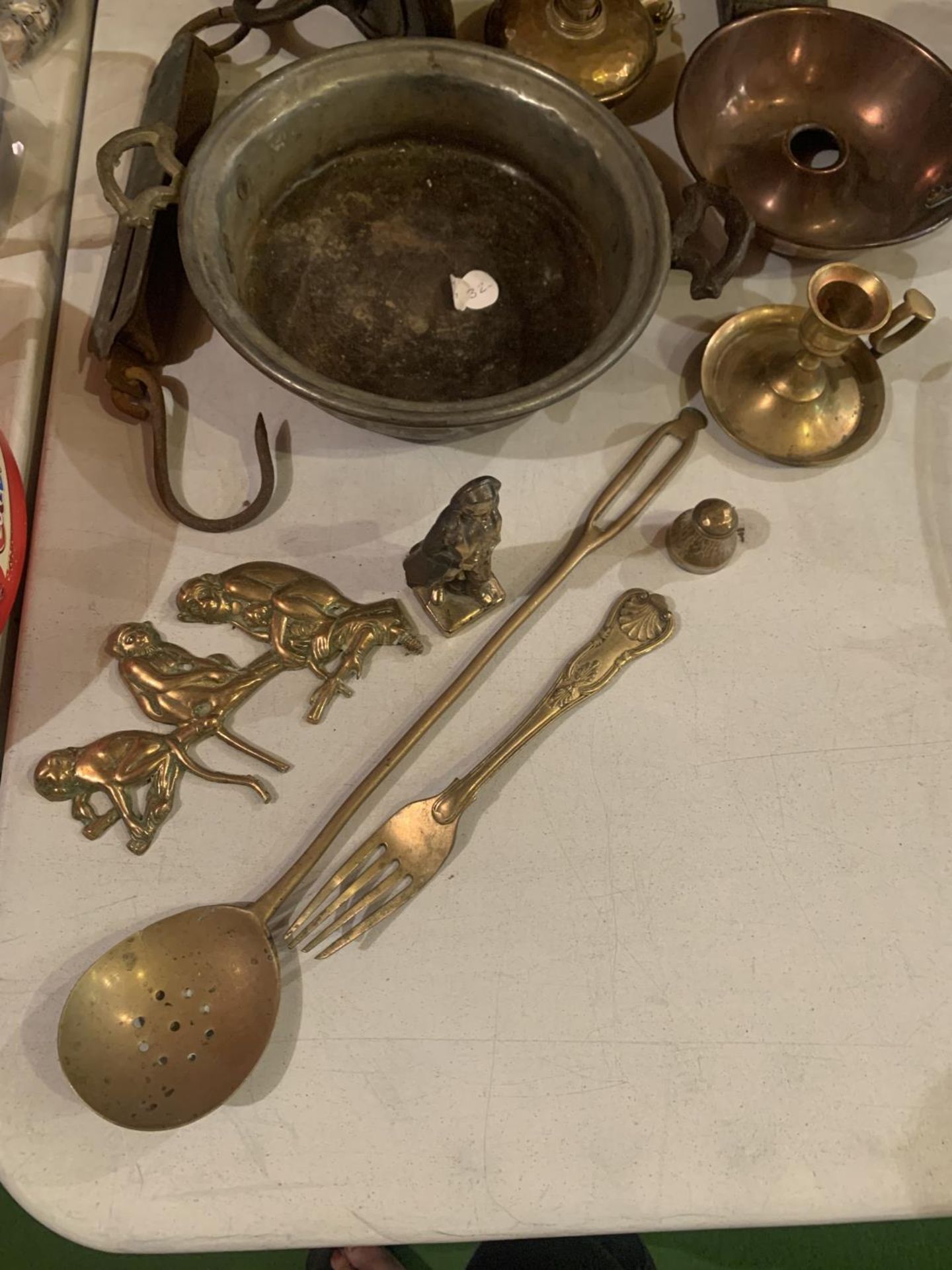 A QUANTITY OF BRASS AND COPPER WARE TO INCLUDE A HANDLED BOWL, CANDLE HOLDER, TRINKETS ETC. - Image 2 of 3