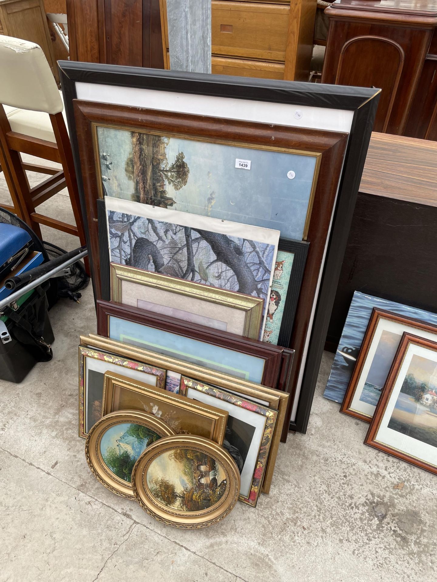 AN ASSORTMENT OF FRAMED PRINTS AND PICTURES