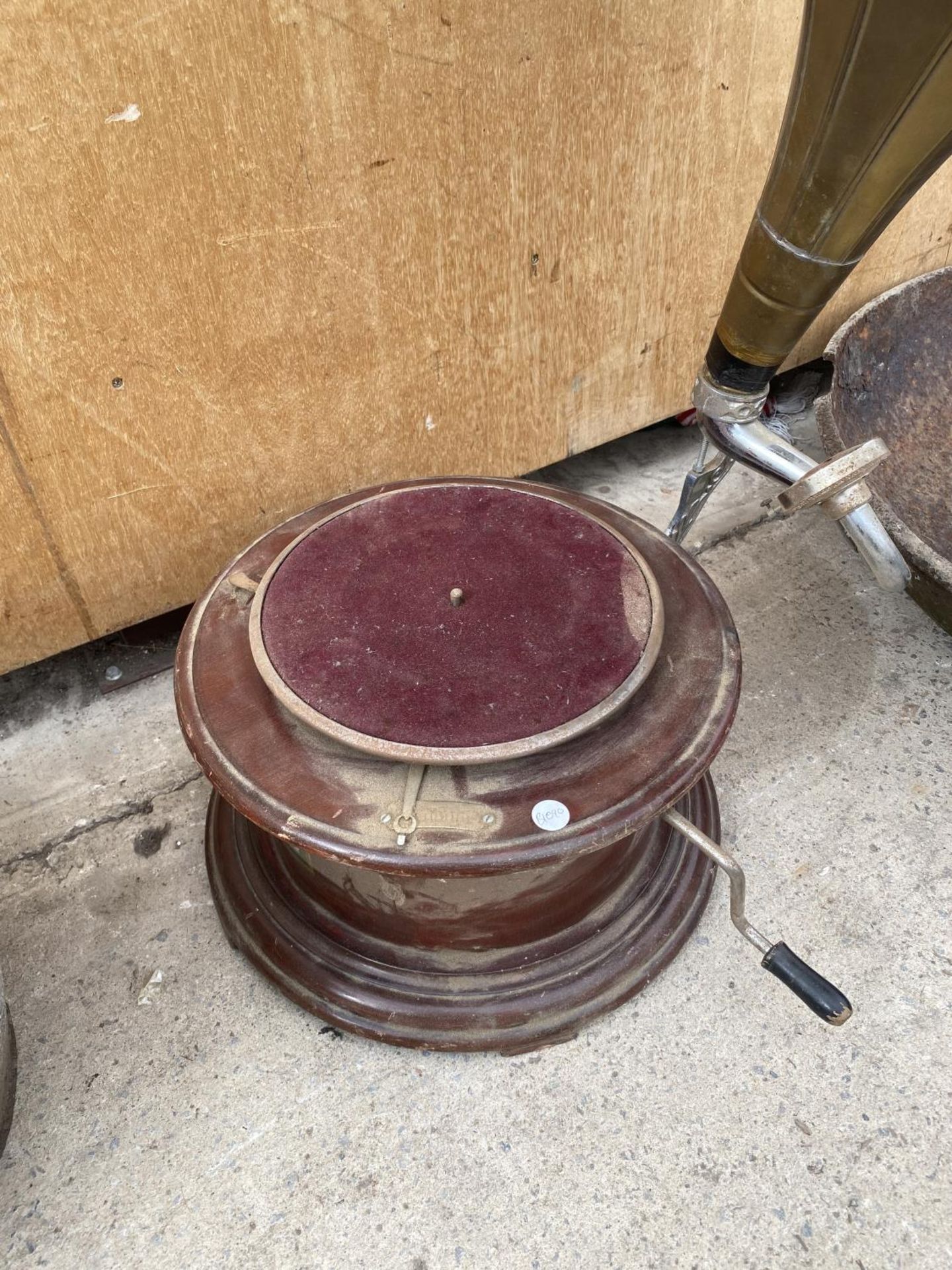 A VINTAGE 'HIS MASTERS VOICE' GRAMAPHONE - Image 3 of 6