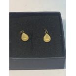 A PAIR OF 9 CARAT GOLD EARRINGS WITH A YELLOW STONE DROP DESIGN