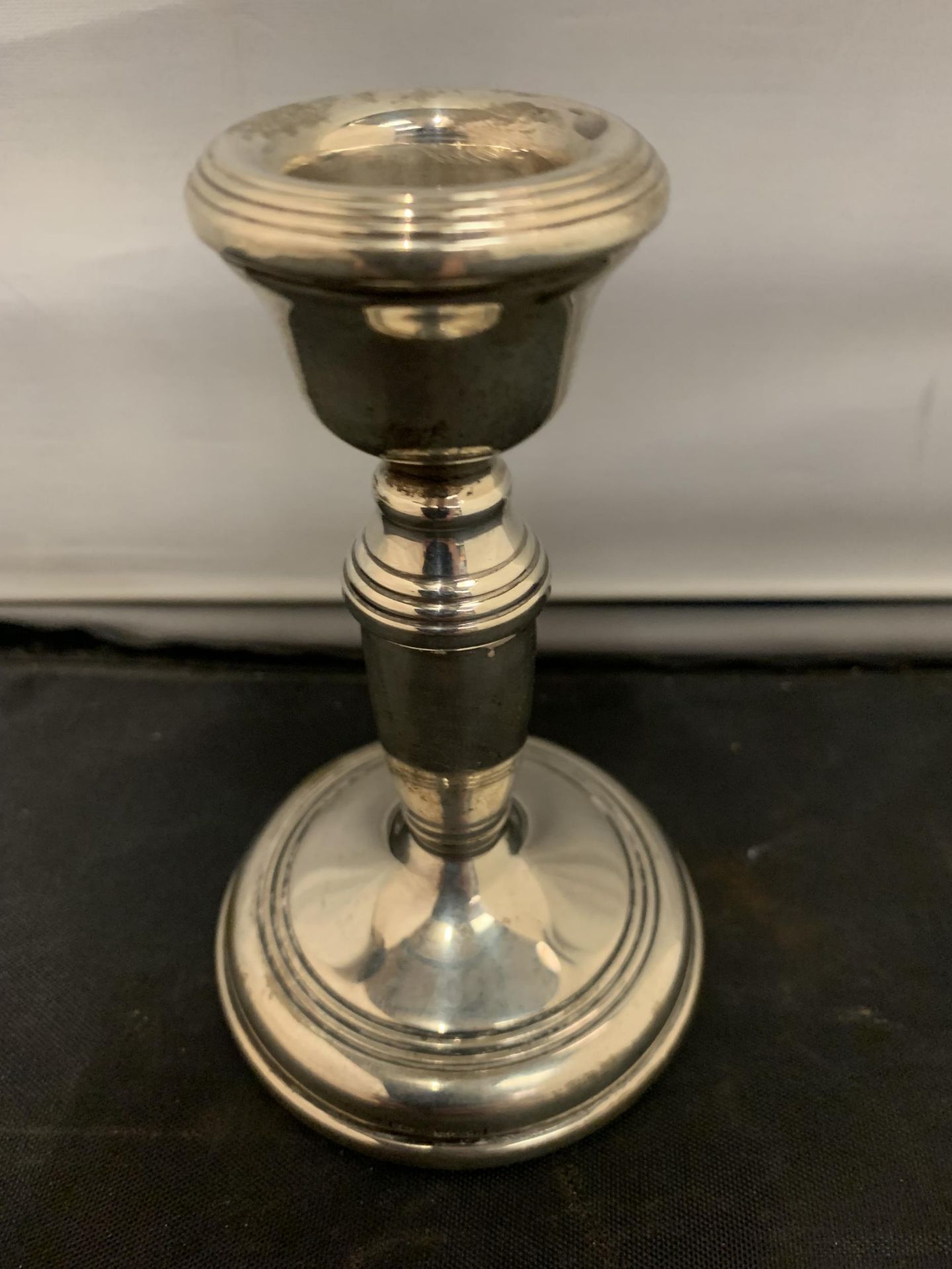 A HALLMARKED BIRMINGHAM SILVER TAPER CANDLE STICK, HEIGHT 11CM - Image 2 of 4