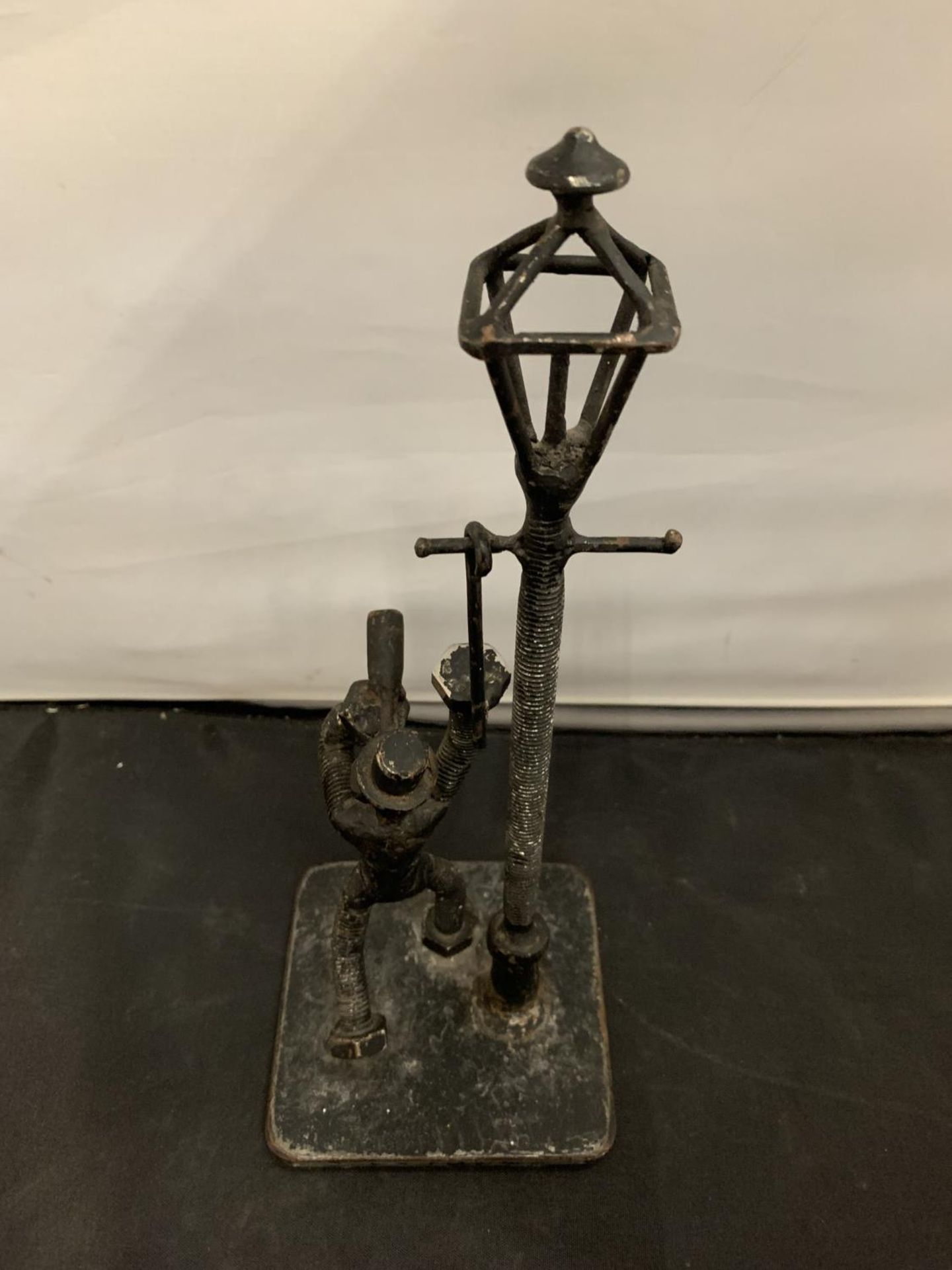 A CAST IRON STEAM PUNK STYLE MODEL OF A DRINKER UNDER VICTORIAN STREET LIGHT HEIGHT 27CM - Image 3 of 3