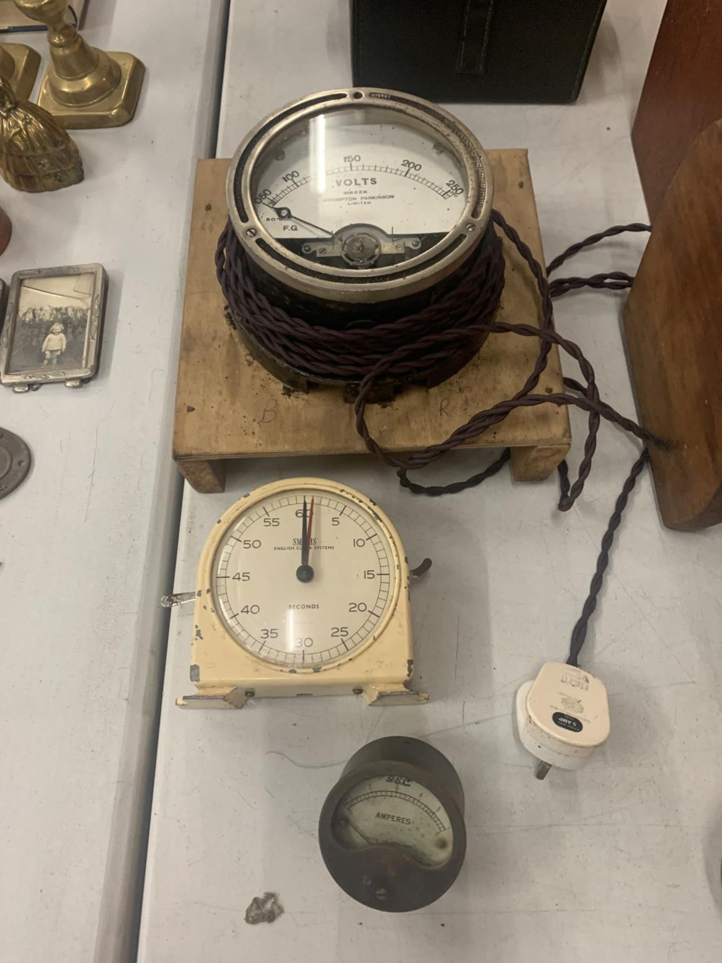 THREE VINTAGE ITEMS TO INCLUDE A CROMPTON PARKINSON VOLT METER, SMITHS STOP CLOCK AN D AN G & C