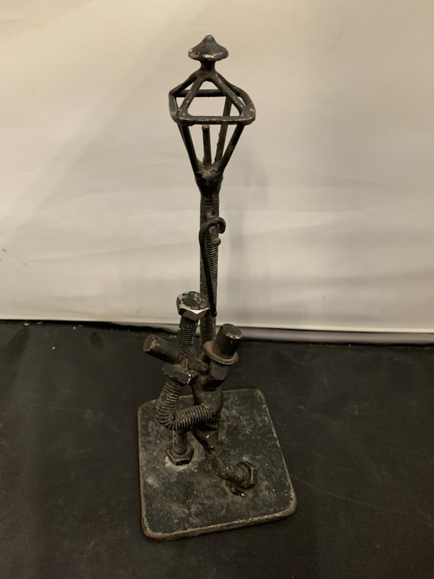 A CAST IRON STEAM PUNK STYLE MODEL OF A DRINKER UNDER VICTORIAN STREET LIGHT HEIGHT 27CM - Image 2 of 3