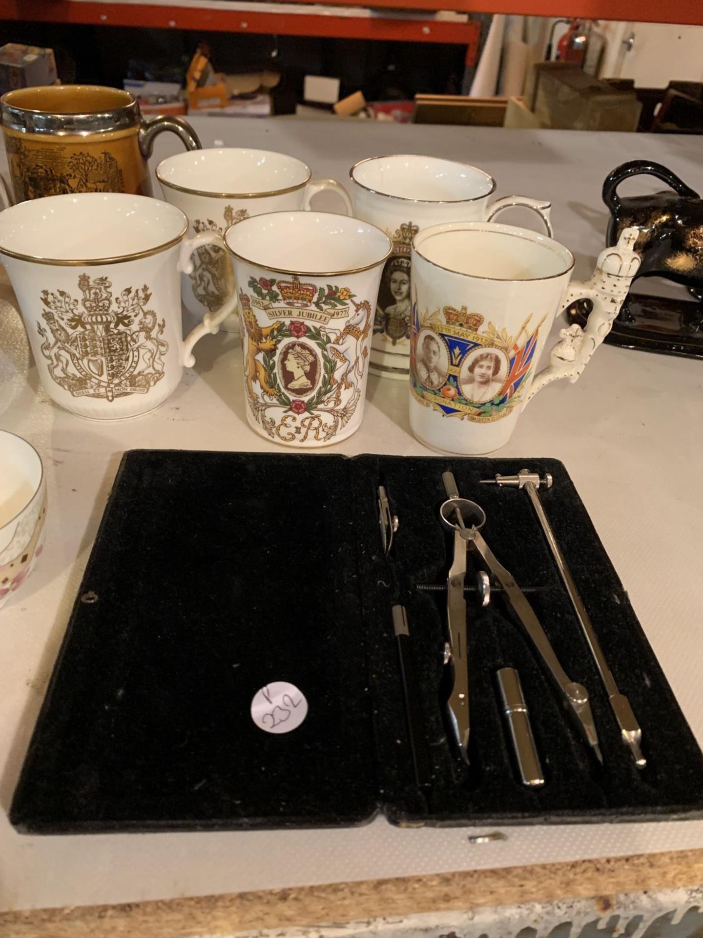 A COLLECTION OF CERAMICS TO INCLUDE COMMEMORATIVE MUGS AND A VINTAGE GEOMETRY SET - Image 2 of 4