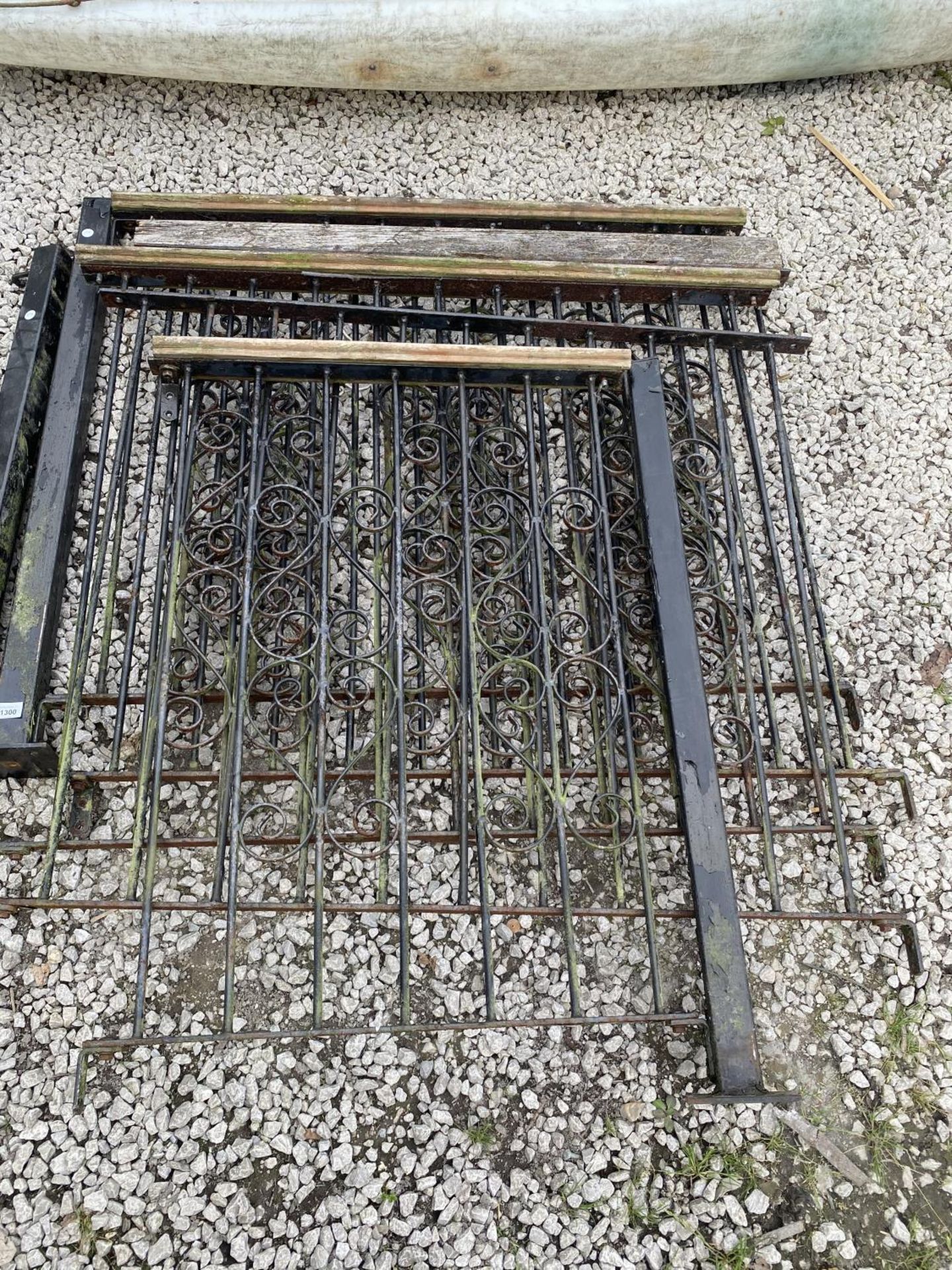 FOUR SECTIONS OF WROUGHT IRON FENCING, A WROUGHT IRON GATE AND FOUR POSTS - Image 3 of 4