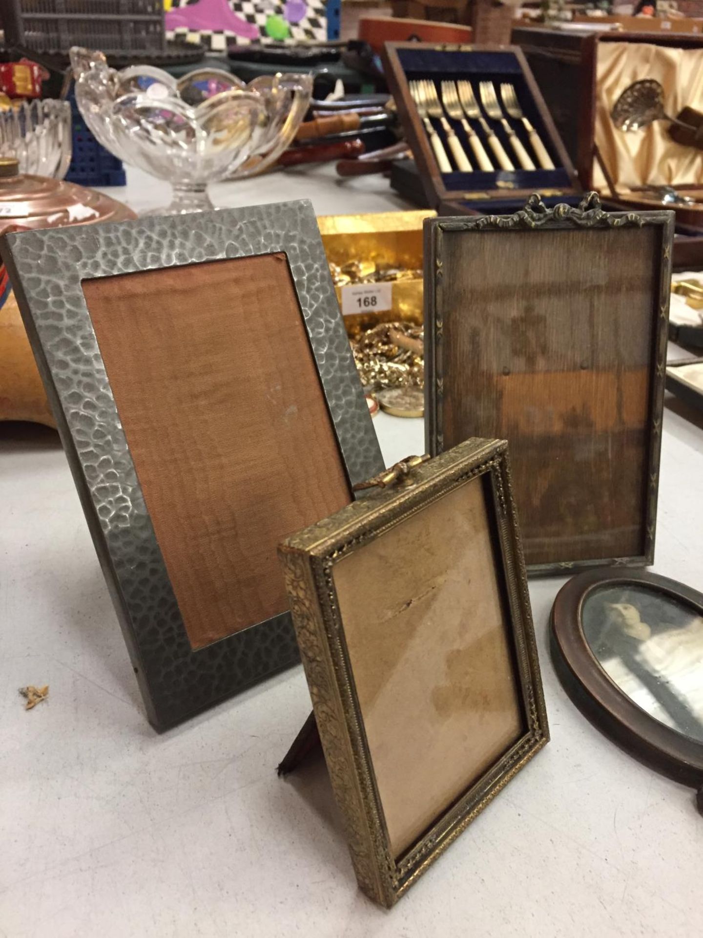 FOUR VARIOUS STYLE METAL PHOTO FRAMES - Image 3 of 3