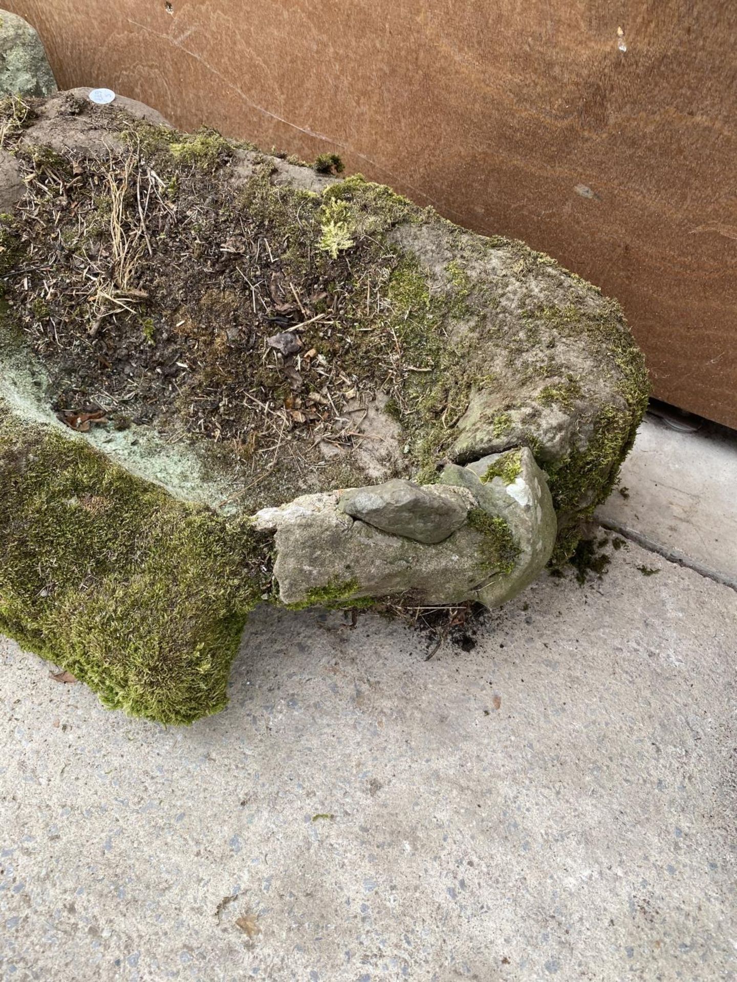 A SMALL VINTAGE STONE TROUGH (A/F) (L:52CM W:36CM PLANT DEPTH:13CM) - Image 3 of 6