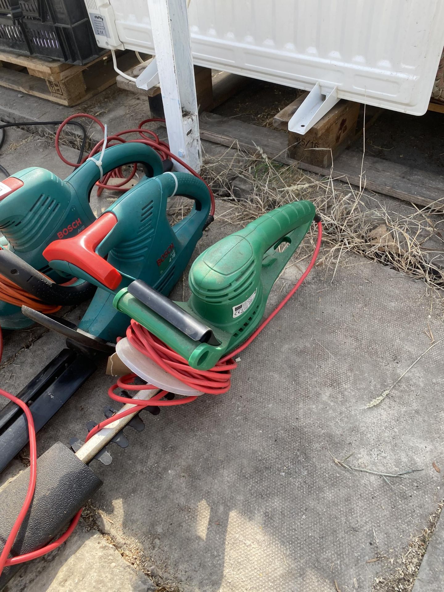 THREE ELECTRIC HEDGE CUTTERS TO INCLUDE TWO BOSCH - Image 3 of 3