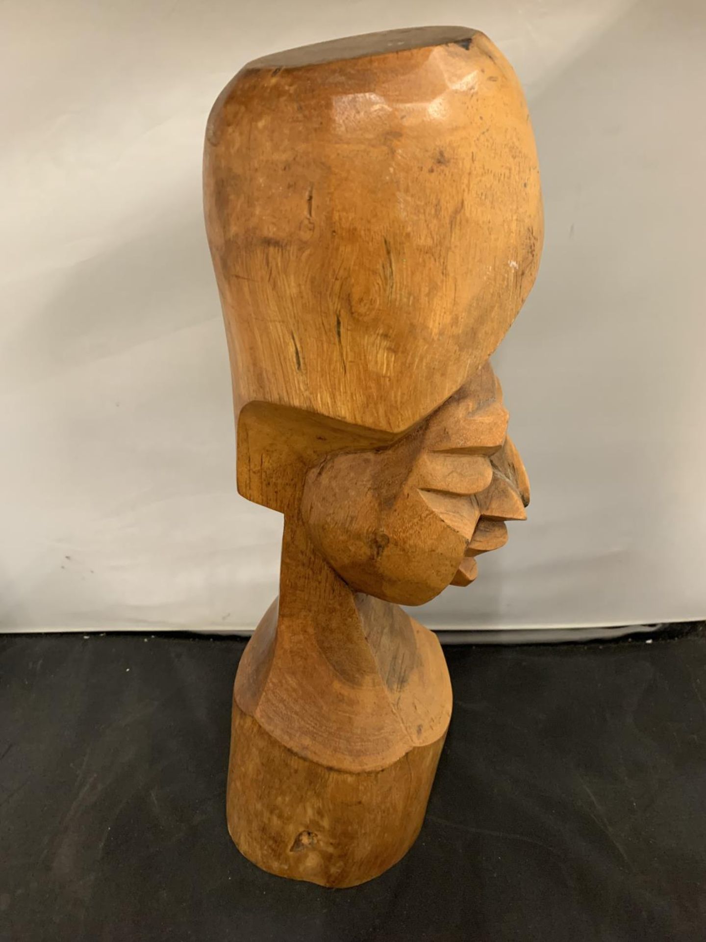 A WOODEN CARVED AFRICAN WOMAN'S HEAD, H-43CM - Image 2 of 3