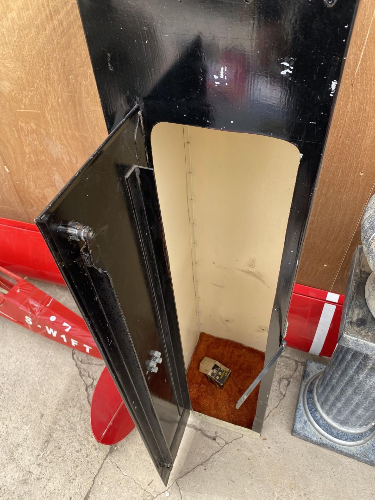 A METAL LOCKER CABINET WITH TWO KEYS - Image 4 of 4