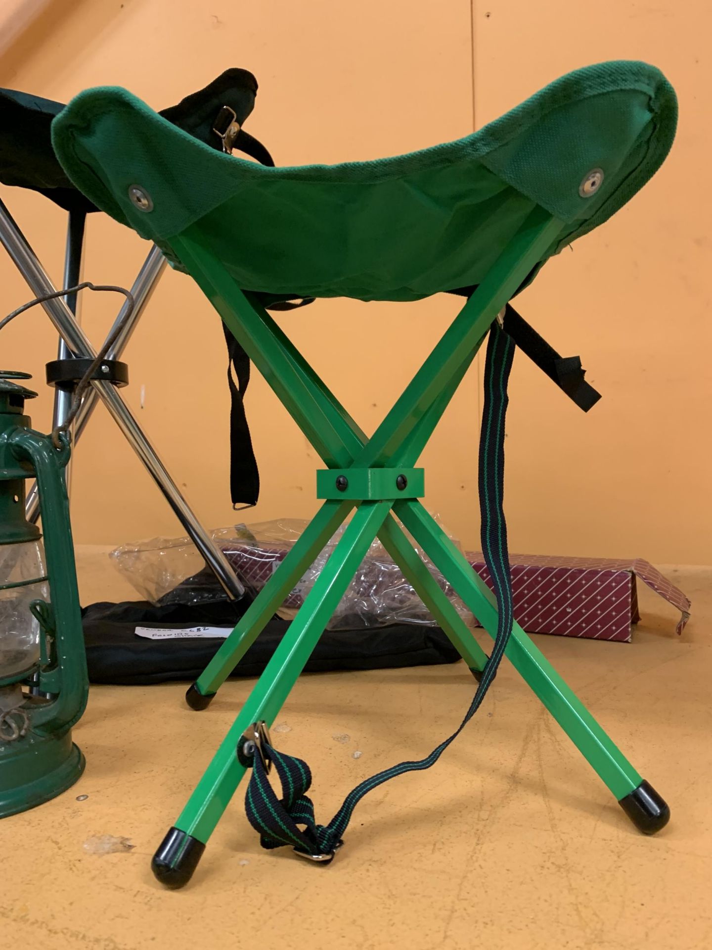 A CAMPING GROUP TO INCLUDE TWO FOLDING TRIPOD CHAIRS, VINTAGE PARAFFIN LAMP - Image 3 of 3