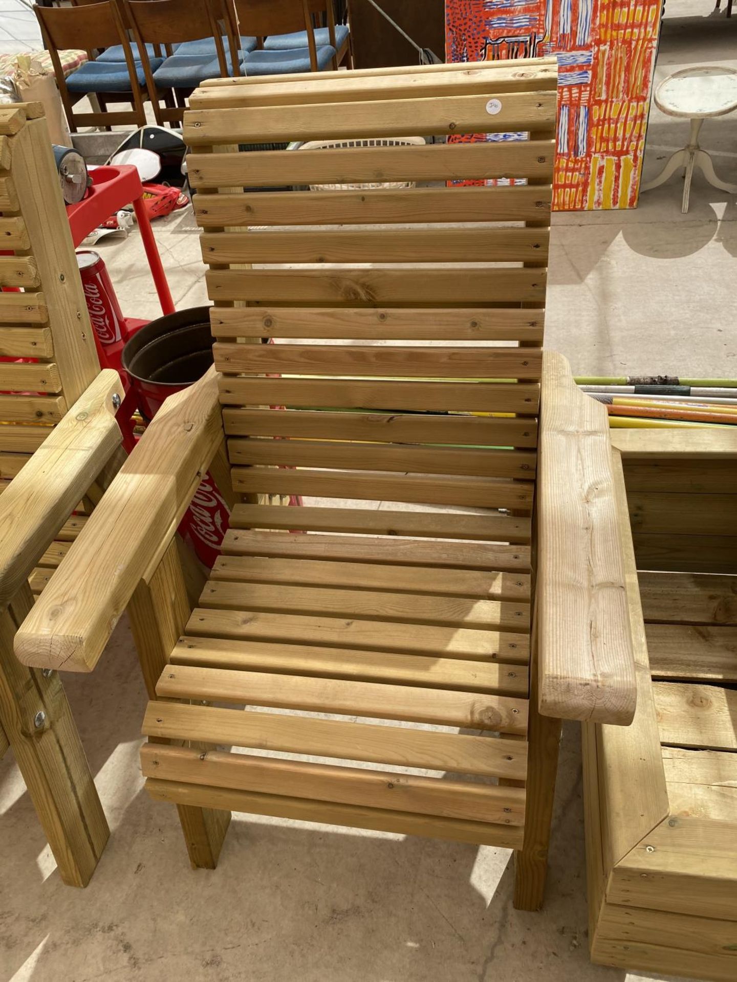A WOODEN GARDEN FURNITURE SET TO INCLUDE A TWO SEATER BENCH, A CHAIR, A PLANTER AND A SIDE TABLE - Image 4 of 5