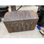 A VINTAGE METAL TRUNK WITH TWO HANDLES AND DECORATIVE WOODEN BANDING
