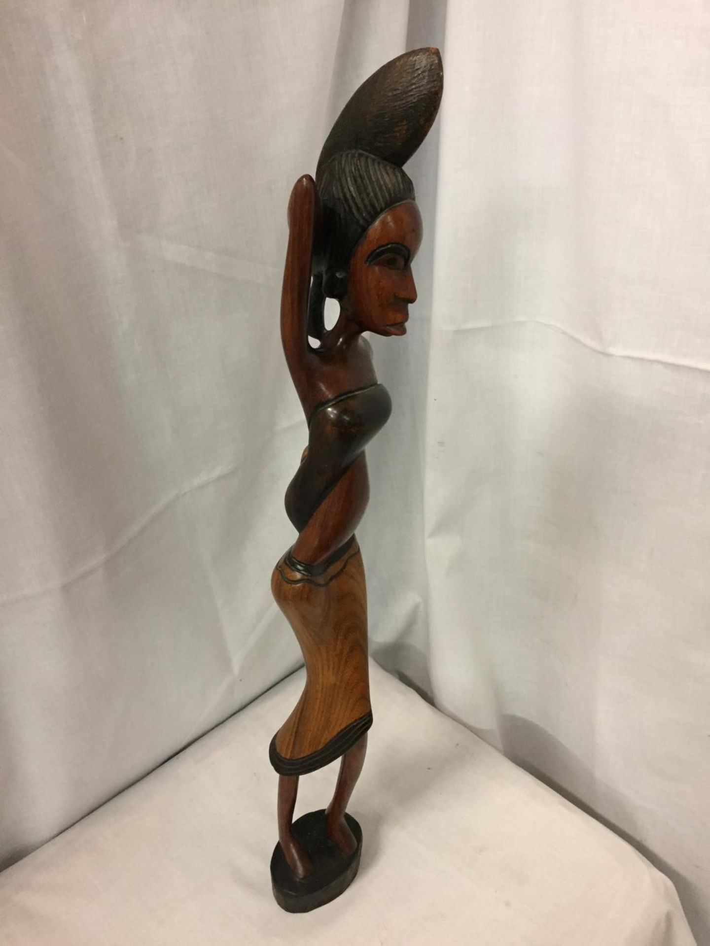 A CARVED WOODEN TRIBAL FIGURE OF A LADY H:65CM - Image 2 of 3