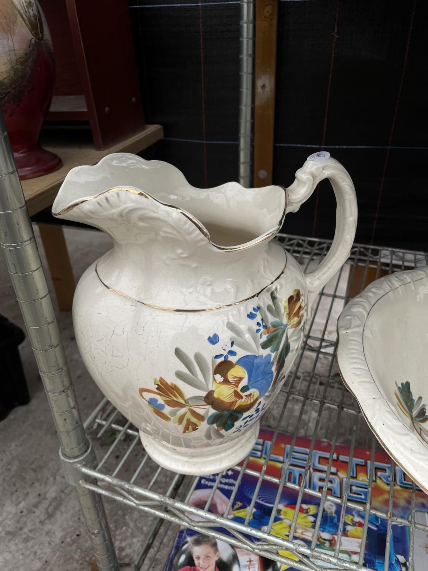 AN ASSORTMENT OF CERAMIC WARE TO INCLUDE A MATCHING JUG AND WASH BOWL, A FURTHER JUG AND A PLANTER - Image 2 of 5