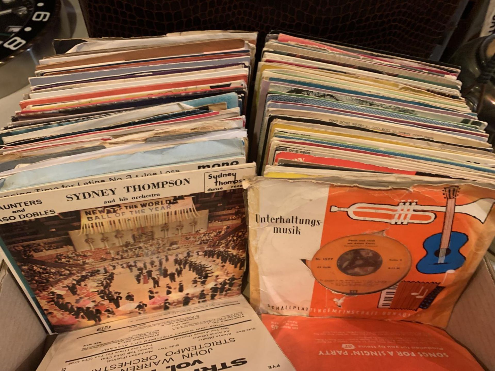 A LARGE BOX OF SINGLE RECORDS AND A CASE WITH LPS - Image 4 of 5