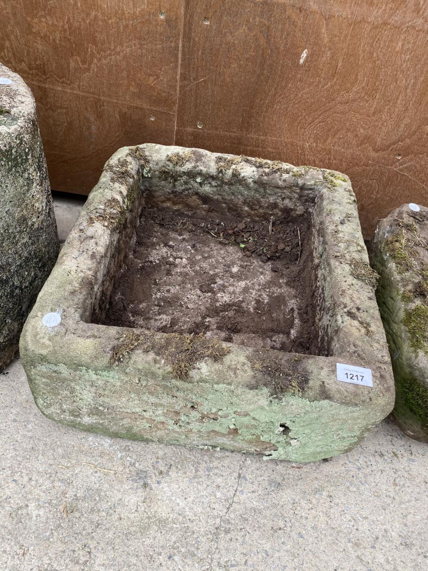 A SMALL VINTAG STONE TROUGH (L:40CM W:43CM PLANT DEPTH:13CM)