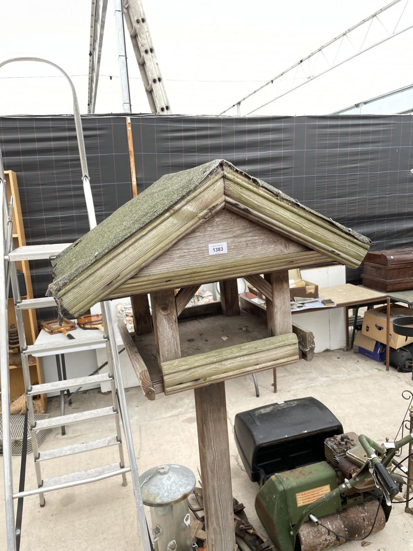 A WOODEN GARDEN BIRD TABLE WITH WOODEN BASE - Image 2 of 4