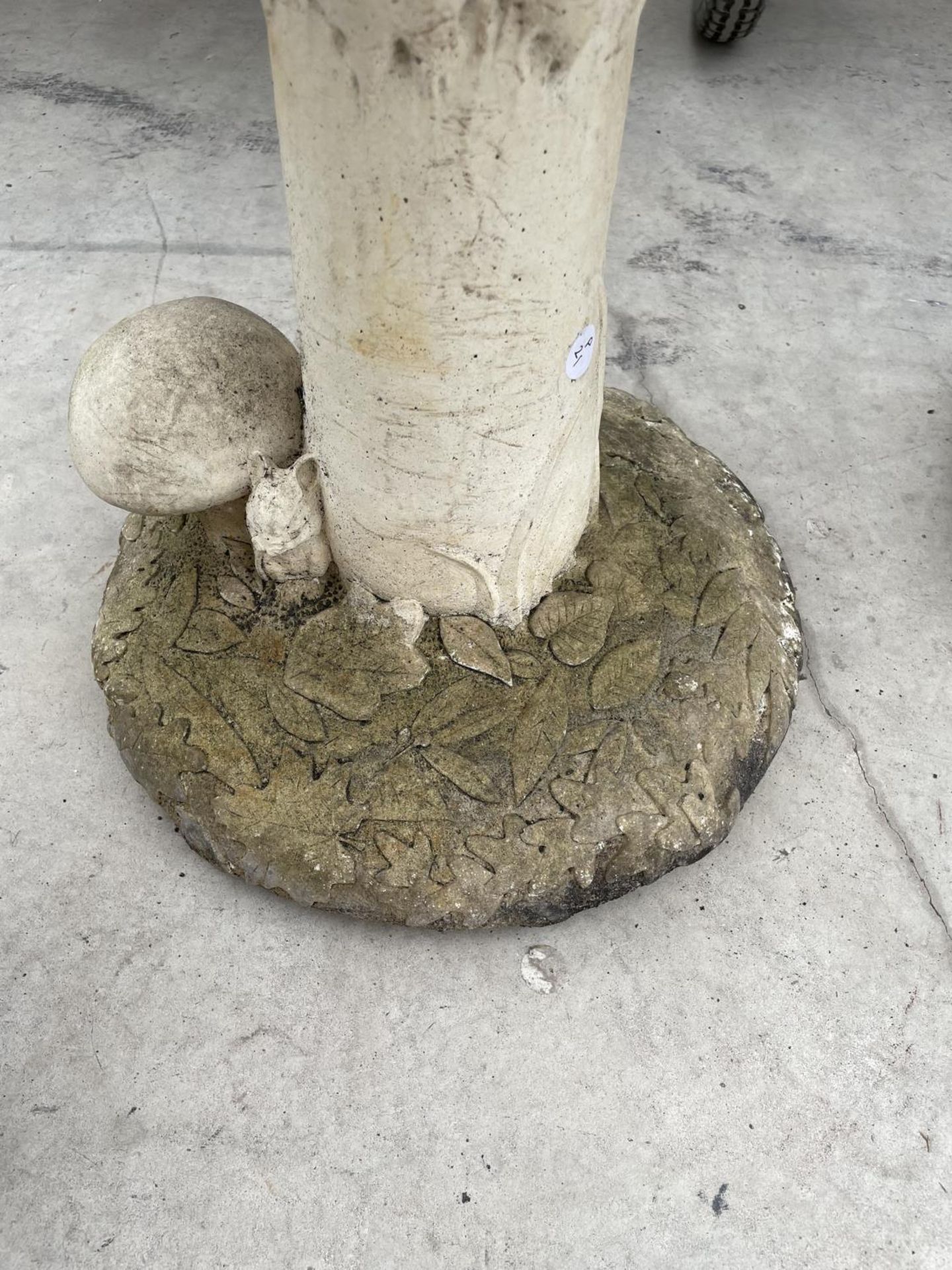 A STONE EFFECT GARDEN MUSHROOM ORNAMENT - Image 3 of 3