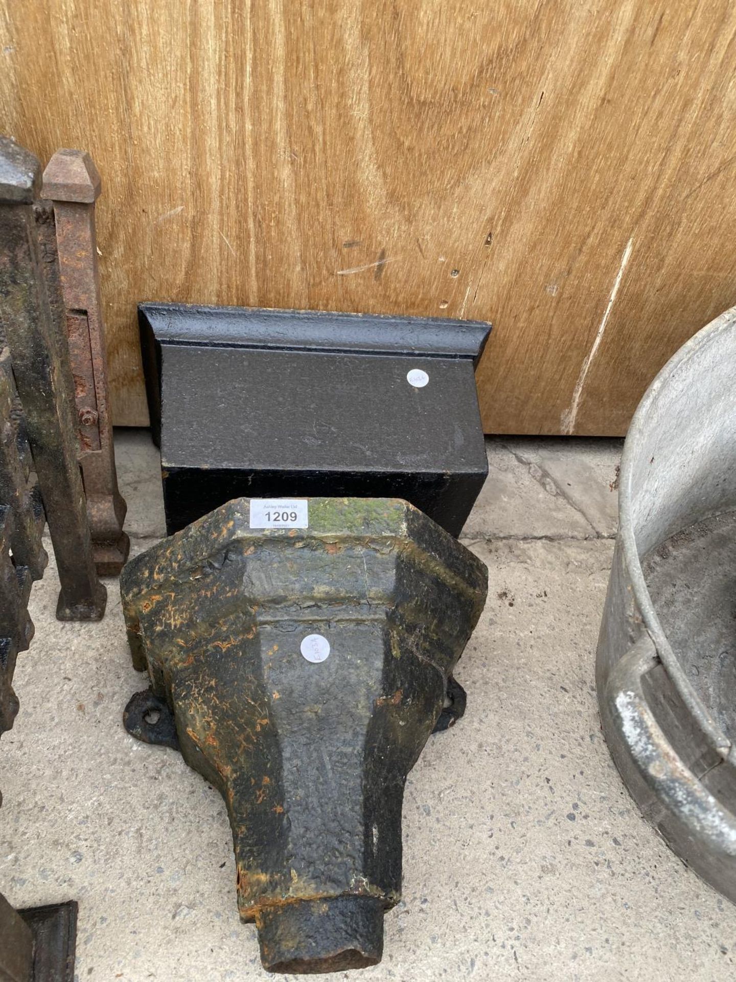 TWO VINTAGE CAST IRON GUTTER HOPPERS AND A CAST IRON FIRE GRATE - Image 8 of 8