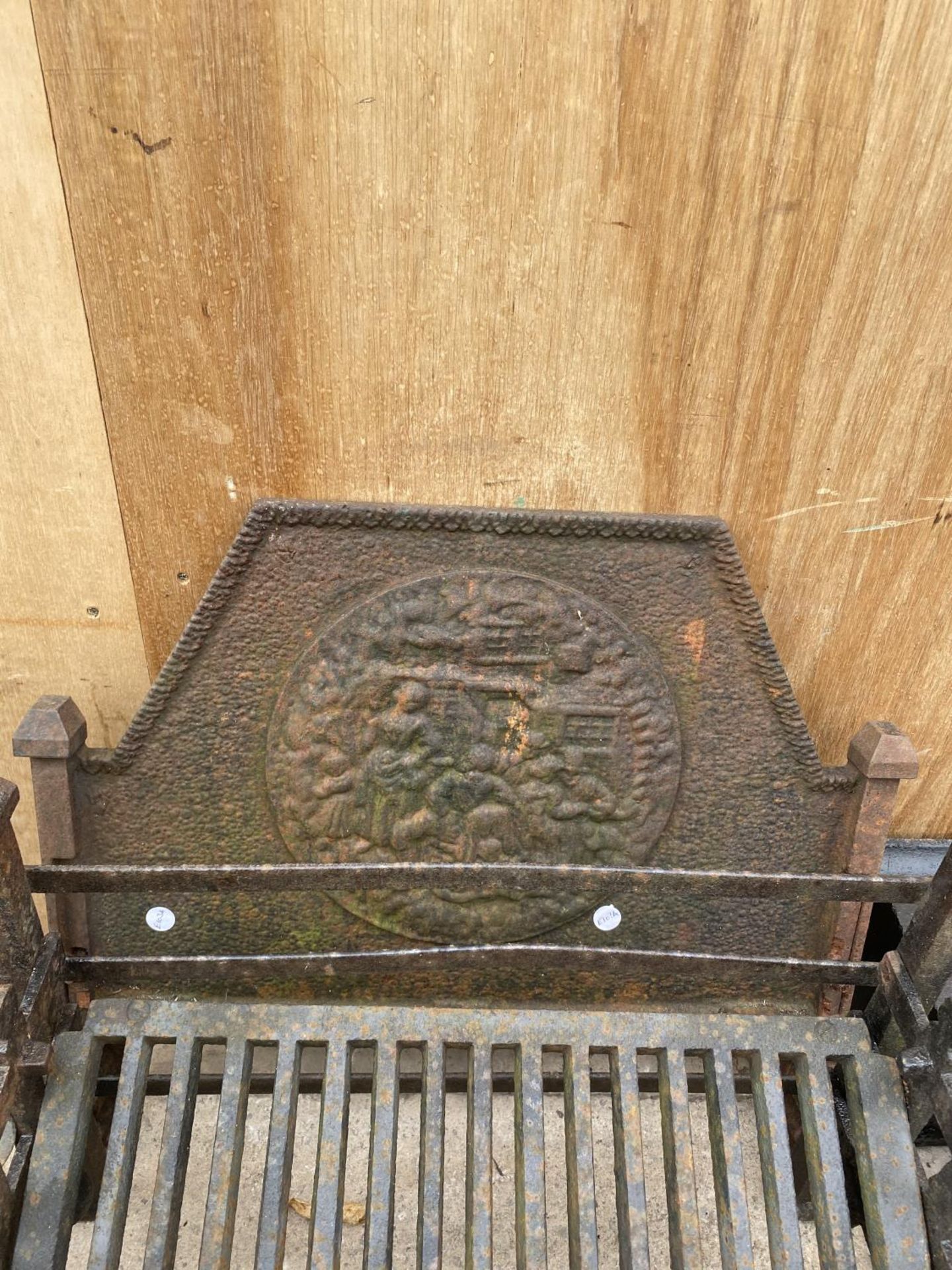 TWO VINTAGE CAST IRON GUTTER HOPPERS AND A CAST IRON FIRE GRATE - Image 5 of 8