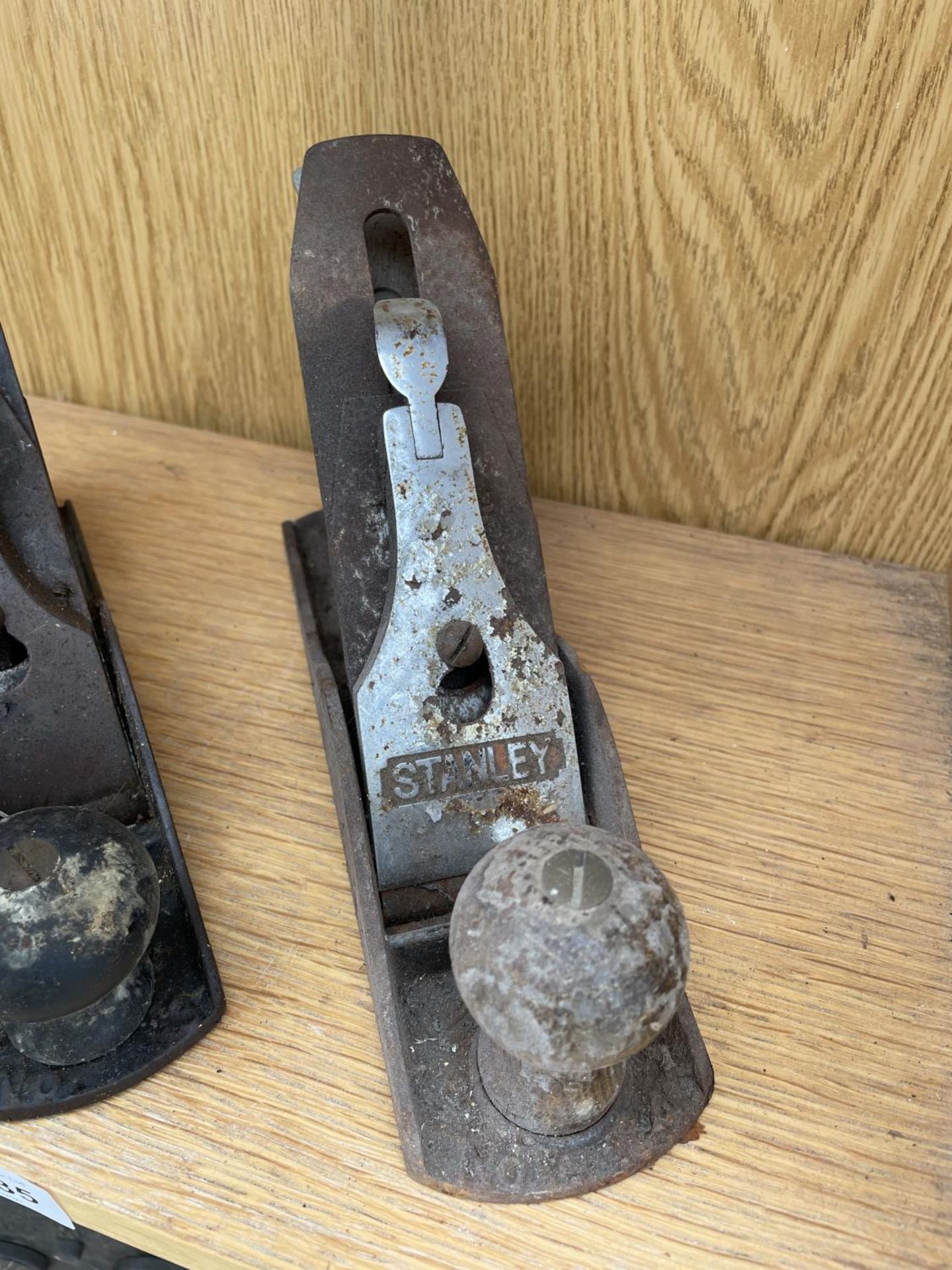 THREE VINTAGE WOOD PLANES TO INCLUDE A WHITMORE AND A STANLEY NO.4 - Image 4 of 4