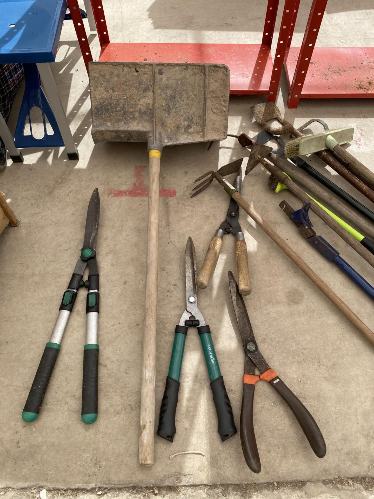 AN ASSORTMENT OF GARDEN TOOLS TO INCLUDE A BRICK HOD, SHEARS AND HOES ETC - Image 2 of 4