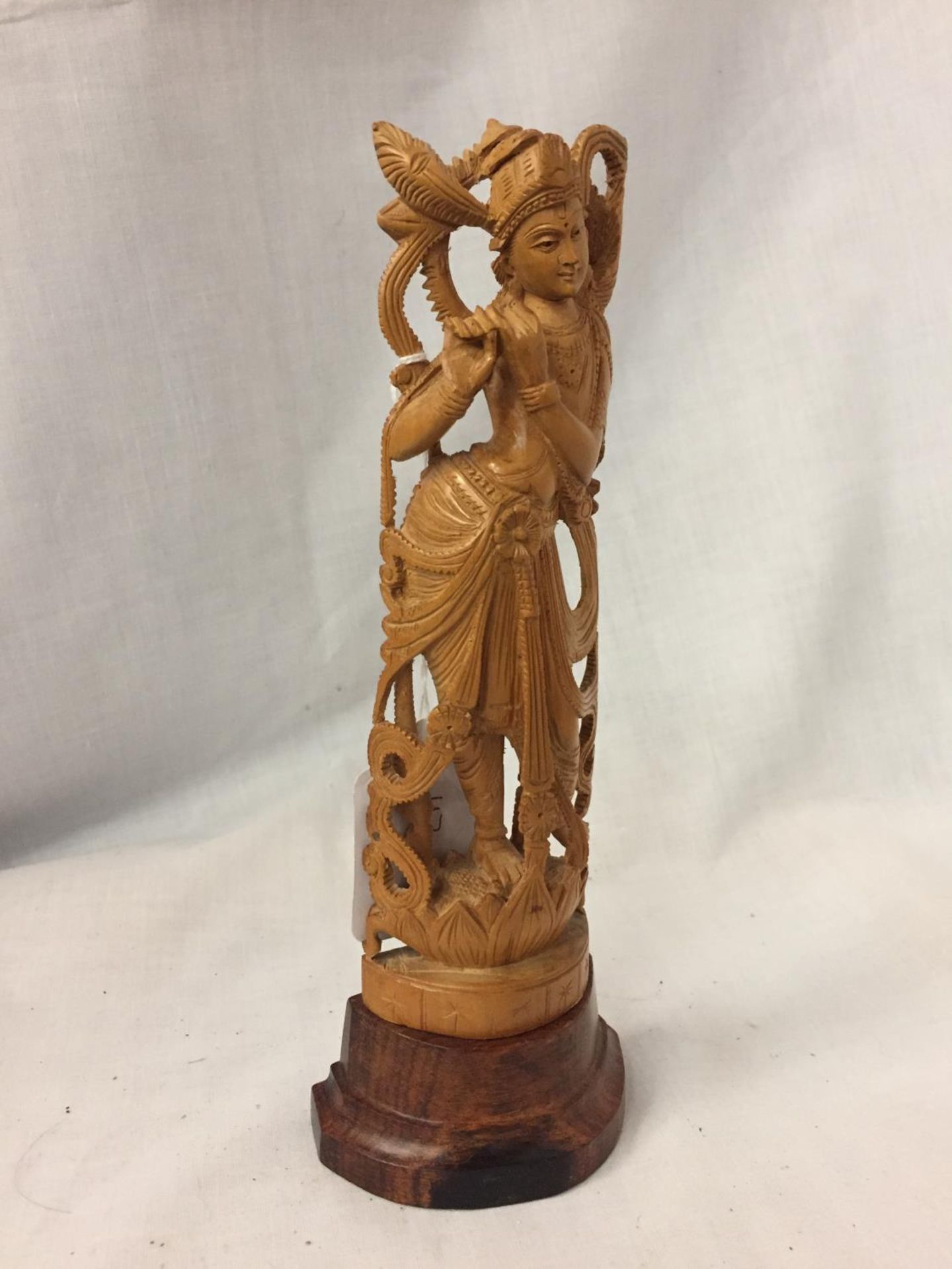 A CARVED BALINESE FIGURE 23CM HIGH - Image 3 of 3