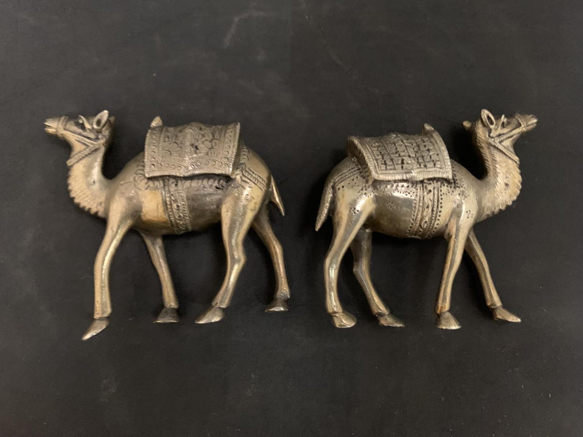 A PAIR OF METAL CAMEL ORNAMENTS, HEIGHT 7.5CM - Image 2 of 2