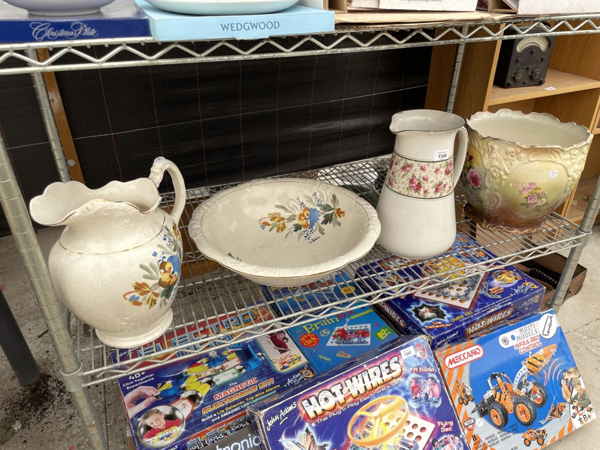 AN ASSORTMENT OF CERAMIC WARE TO INCLUDE A MATCHING JUG AND WASH BOWL, A FURTHER JUG AND A PLANTER