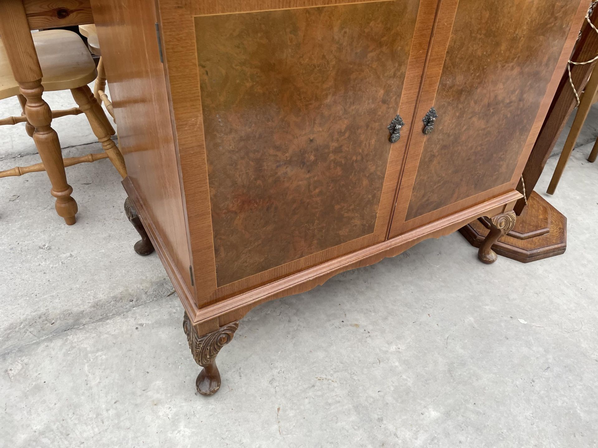 A WALNUT AND CROSSBANDED CHARLES SHERATON STEREO CABINET - Image 3 of 3