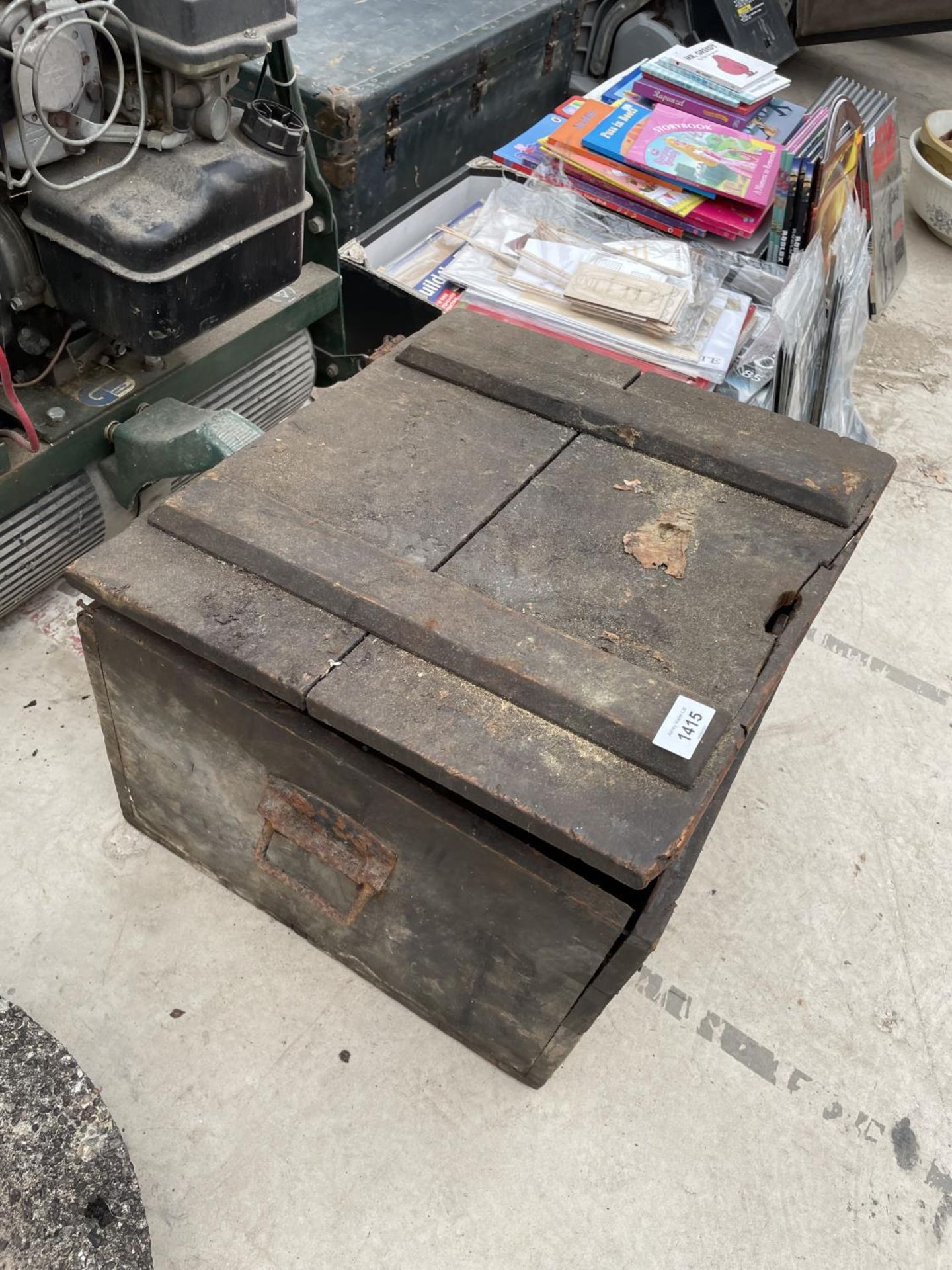 A VINTAGE WOODEN TWO HANDLED CRATE - Image 3 of 3