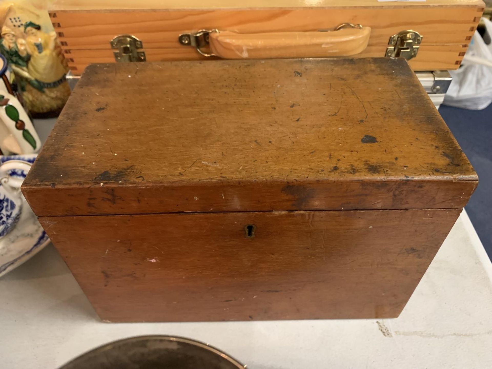 A SMALL COLLECTION OF SILVER PLATED ITEMS TO INCUDE NAPKIN RINGS AND A WOODEN TEA CADDY BOX - Image 3 of 4