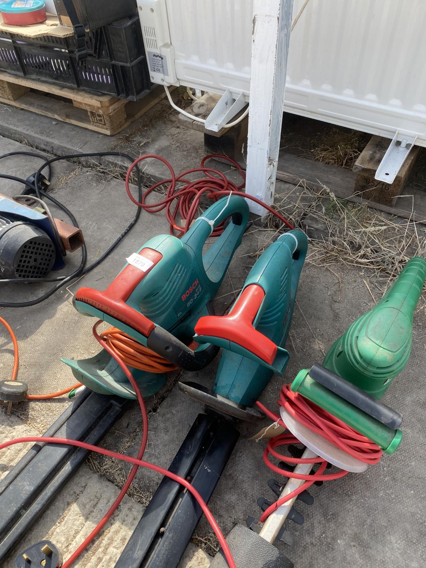 THREE ELECTRIC HEDGE CUTTERS TO INCLUDE TWO BOSCH - Image 2 of 3