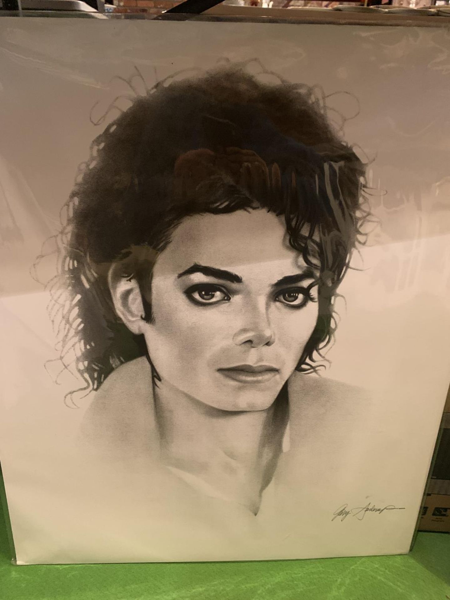 A BLACK AND WHITE SKETCH STYLE PICTURE OF MICHAEL JACKSON