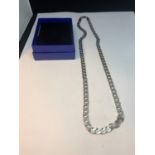 A HEAVY CURB NECKLACE 20 INCHES LONG WITH A PRESENTATION BOX