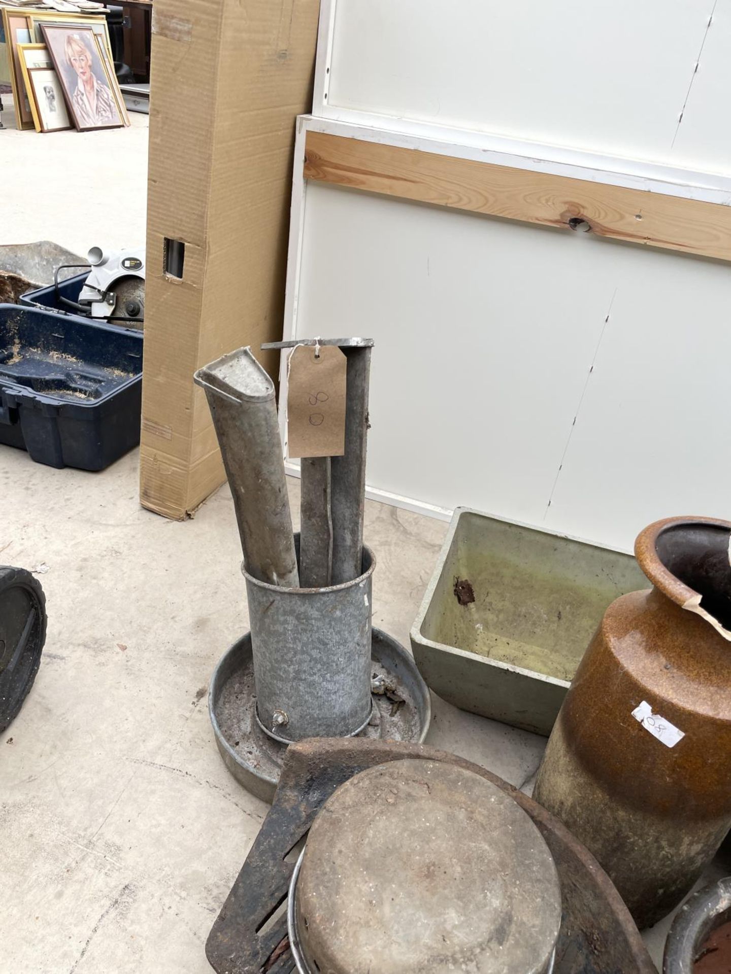 AN ASSORTMENT OF ITEMS TO INCLUDE PLANTERS, A FIRE GRATE AND GALVANISED CHICKEN FEEDERS ETC - Image 2 of 4