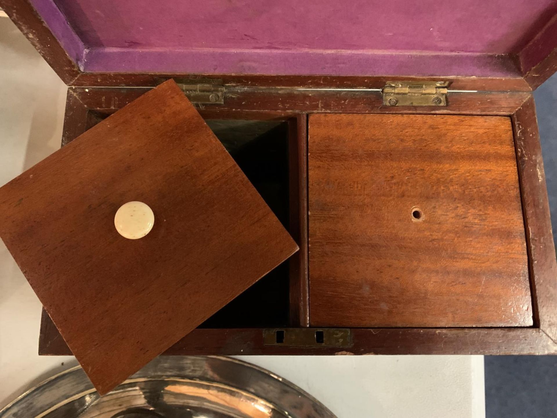 A SMALL COLLECTION OF SILVER PLATED ITEMS TO INCUDE NAPKIN RINGS AND A WOODEN TEA CADDY BOX - Image 4 of 4