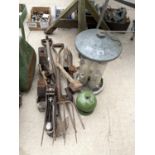 AN ASSORTMENT OF TOOLS AND GARDEN ITEMS TO INCLUDE BIRD FEEDERS, VINTAGE WOOD PLANES AND FORKS ETC