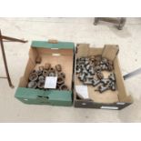 A LARGE QUANTITY OF SCREW ON METAL PIPE FITTINGS TO INCLUDE ELBOWS, T JOINTS AND REDUCING SOCKETS