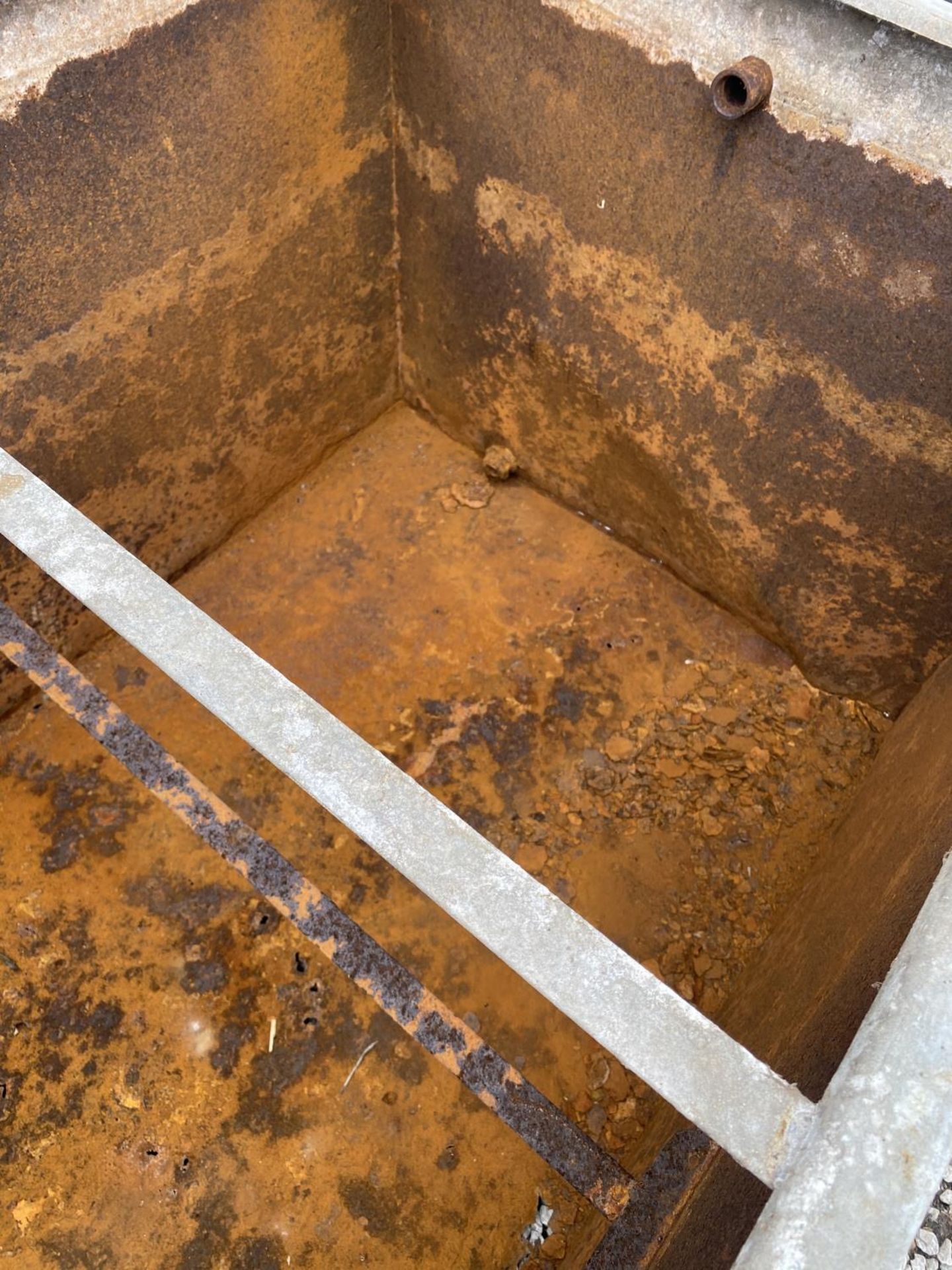 A LARGE GALVANISED WATER TANK (L:152CM W:91CM D:82CM - Image 6 of 6