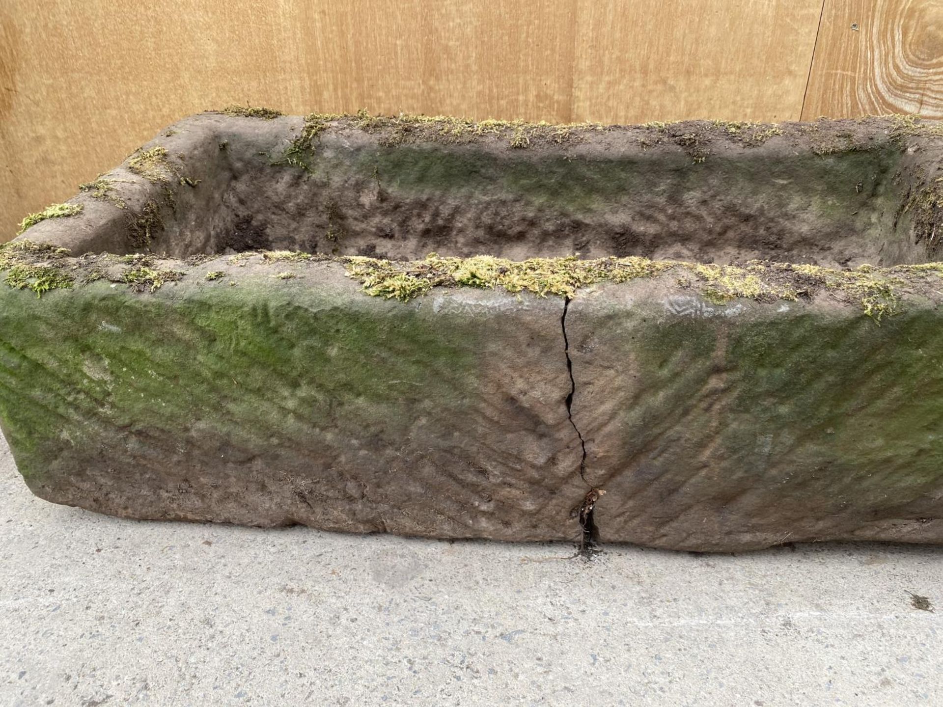 A VINTAGE STONE TROUGH/PLANTER (L:90CM W:45CM PLANT DEPTH:20CM) - Image 7 of 8