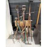 AN ASSORTMENT OF GARDEN TOOLS TO INCLUDE A WORKMATE, SHEARS, RAKES AND A PLANTER ETC