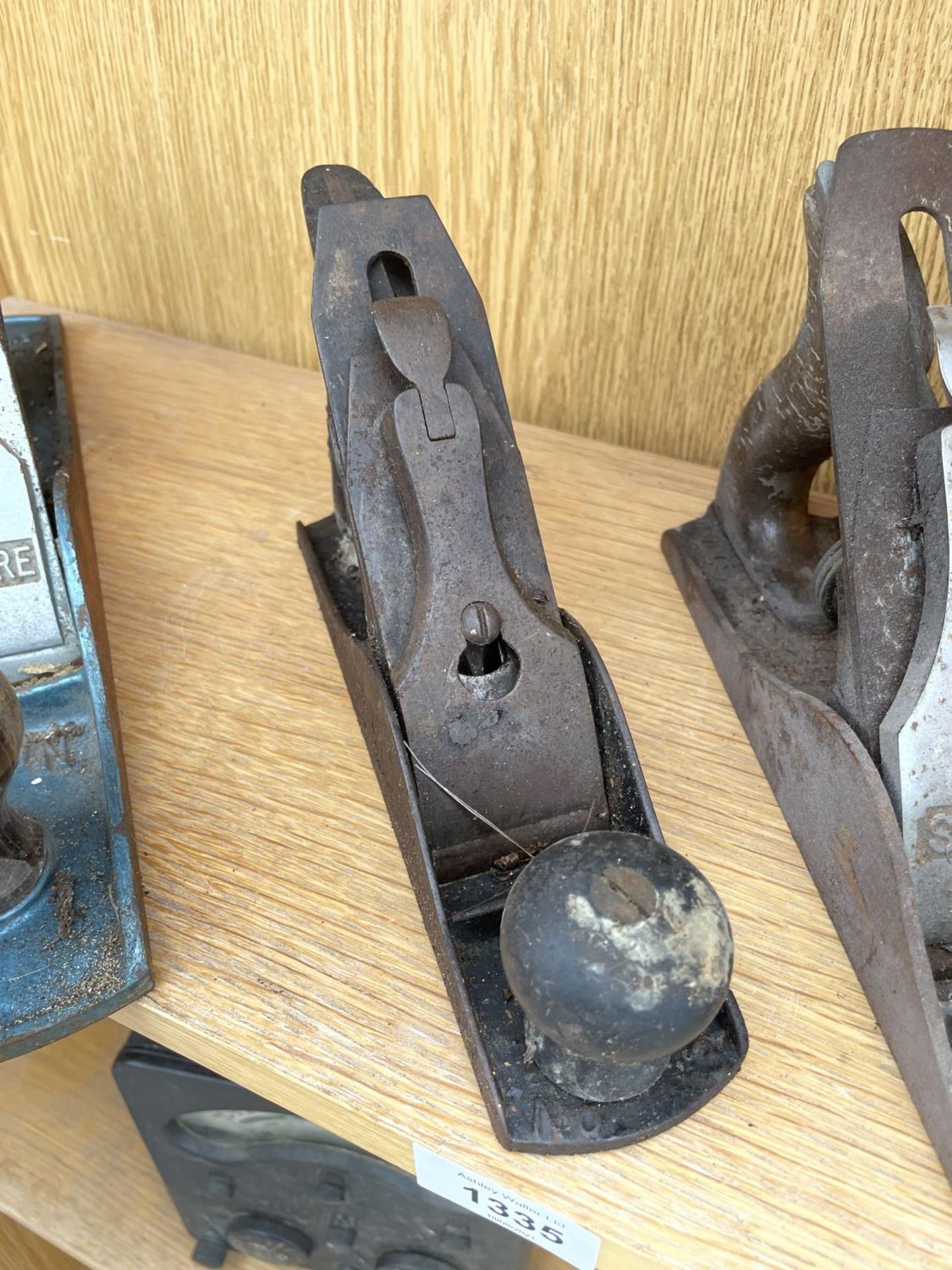 THREE VINTAGE WOOD PLANES TO INCLUDE A WHITMORE AND A STANLEY NO.4 - Image 3 of 4