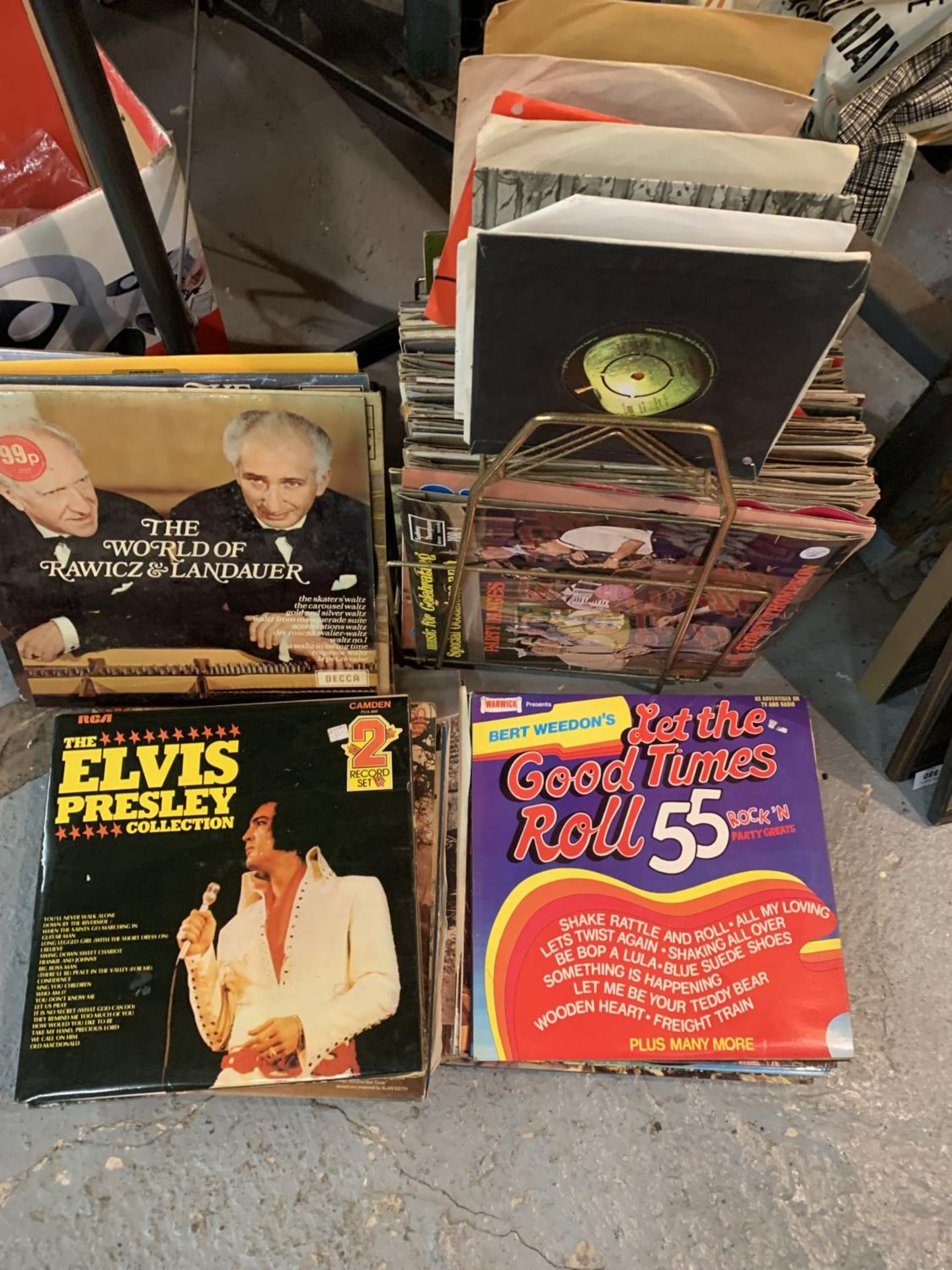 A LARGE COLLECTION OF EASY LISTENING VINYL ALBUMS AND EIGHT SINGLES TOGETHER WTIH RETRO RECORD